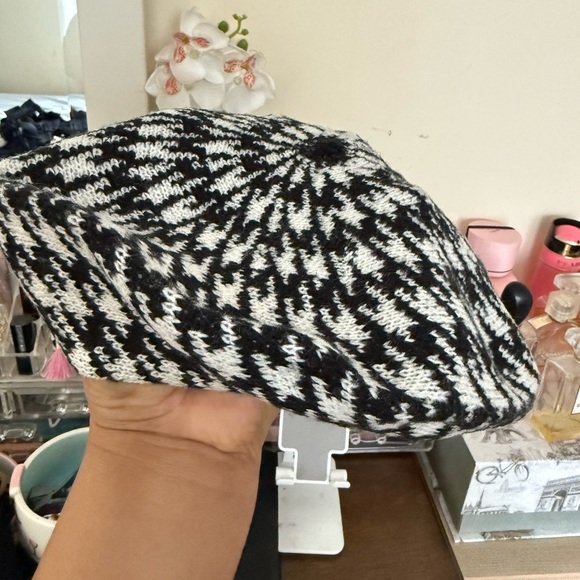 Black and White Karl lagerfeld beret - Picture 5 of 5